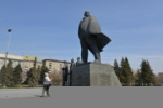 Новосибирцы весь день несут цветы к памятнику Ленину